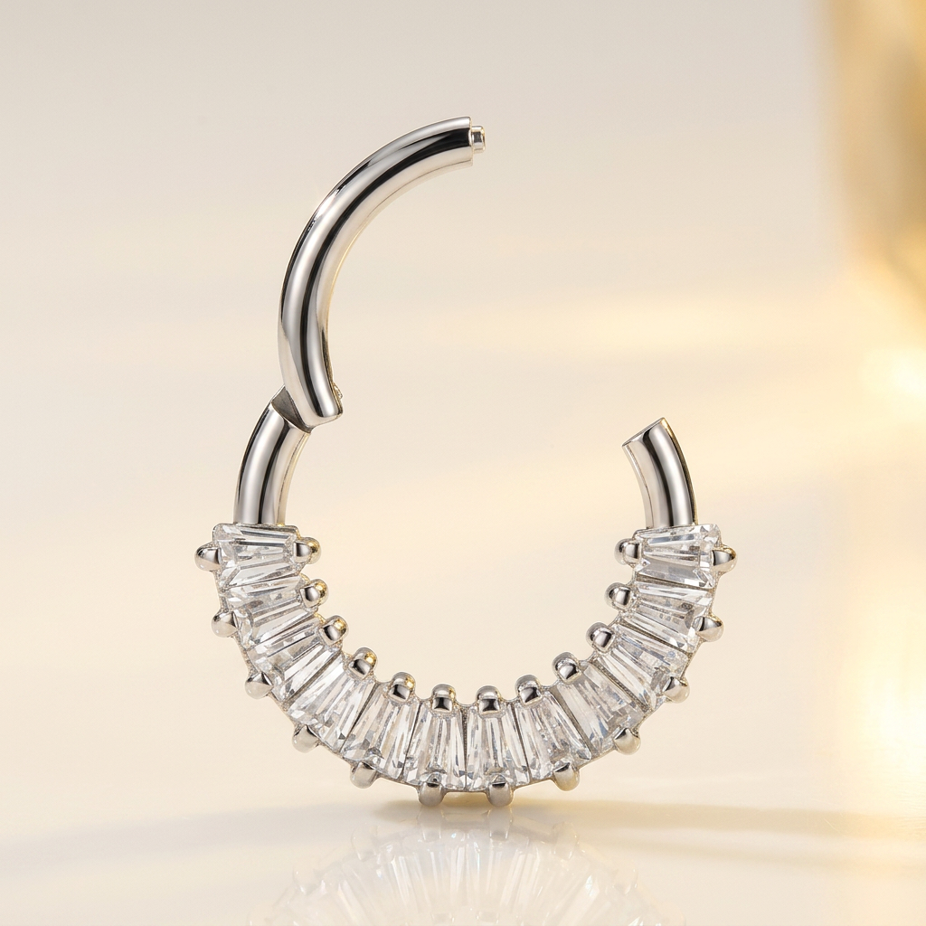 Anneau en titane grade implantaire pavé de zircons baguettes en cercle continu. Pour conch, daith ou hélix. Pièce ÖVA.