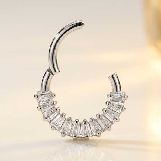 Anneau en titane grade implantaire pavé de zircons baguettes en cercle continu. Pour conch, daith ou hélix. Pièce ÖVA.