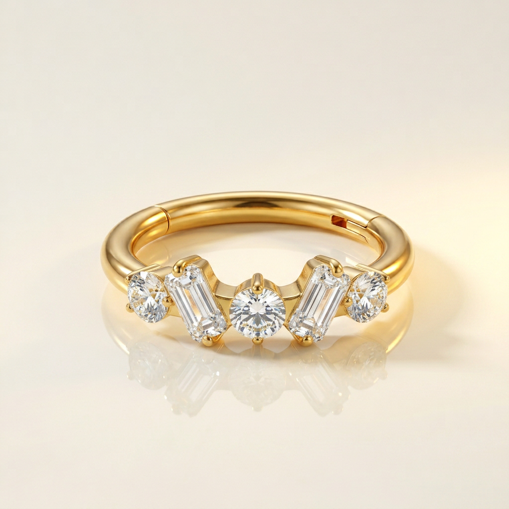 Anneau hinged clicker en titane doré PVD, zircons ronds et baguettes alternés. Pour daith, conch ou hélix. Pièce ÖVA.