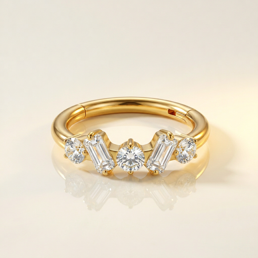 Anneau hinged clicker en titane doré PVD, zircons ronds et baguettes alternés. Pour daith, conch ou hélix. Pièce ÖVA.