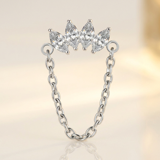 Bijou double-point en titane grade implantaire, couronne de zircons marquises reliée par une chaîne. Pour ear curation. Pièce ÖVA.
