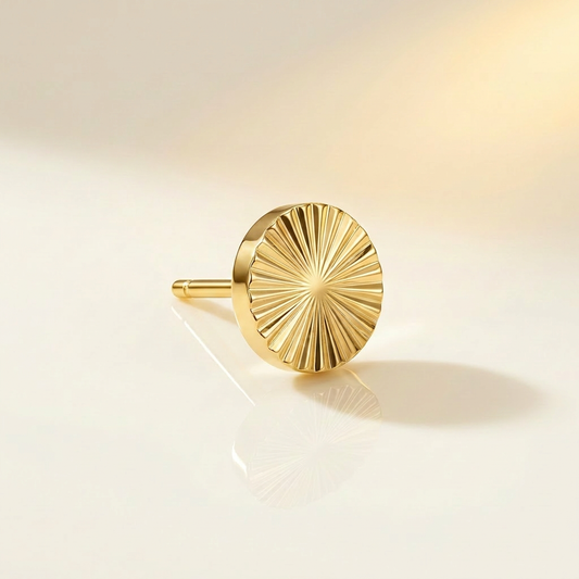 Bijou threadless disque strié façon soleil en titane doré PVD. Pour lobe, hélix ou tragus. Pièce ÖVA.