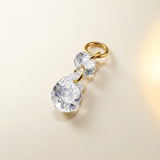 Charm cascade de zircons en titane doré PVD, à clipser sur un anneau. Pièce ÖVA.