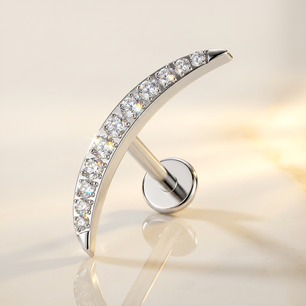 Labret croissant de lune en titane grade implantaire pavé de zircons. Pour lobe, hélix ou tragus. Pièce ÖVA.
