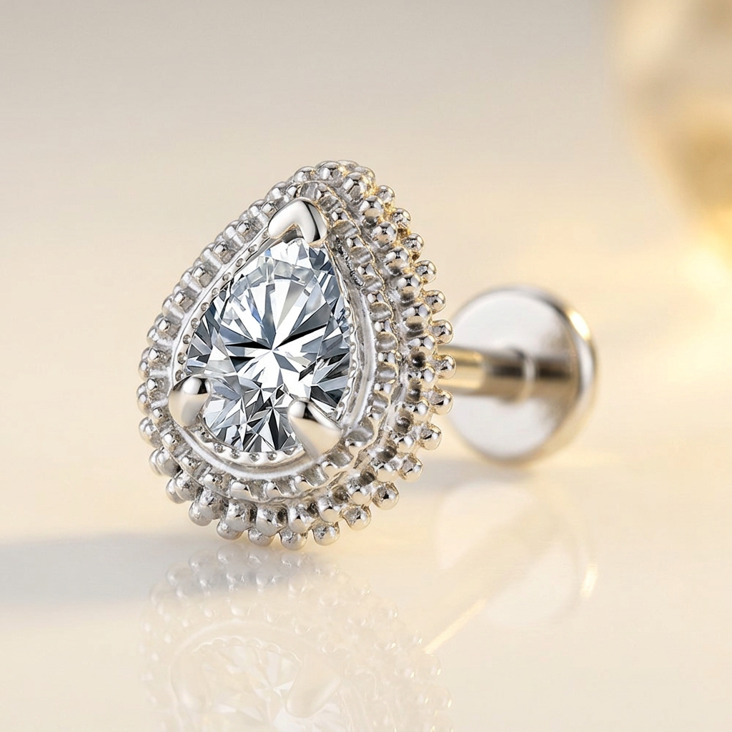 Labret zircon goutte serti d'un halo perlé en titane grade implantaire. Pour lobe, hélix ou tragus. Pièce ÖVA.