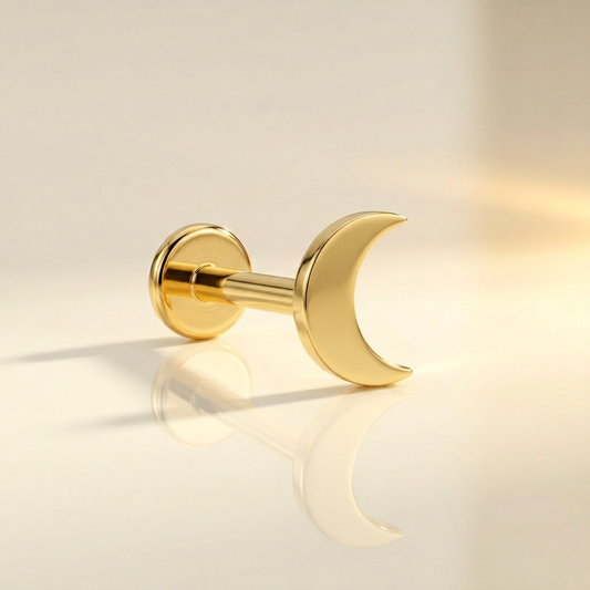 Labret croissant de lune en titane doré PVD, sobre et élégant. Pour lobe, hélix ou tragus. Pièce ÖVA.