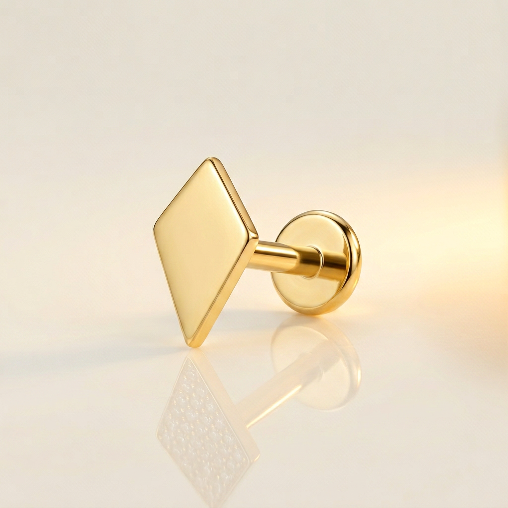 Labret losange en titane doré PVD, minimaliste et géométrique. Pour lobe, hélix ou tragus. Pièce ÖVA.