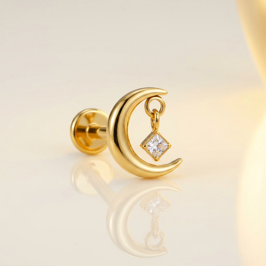 Labret croissant de lune en titane doré PVD avec zircon dangle. Pour lobe, hélix ou tragus. Pièce ÖVA.