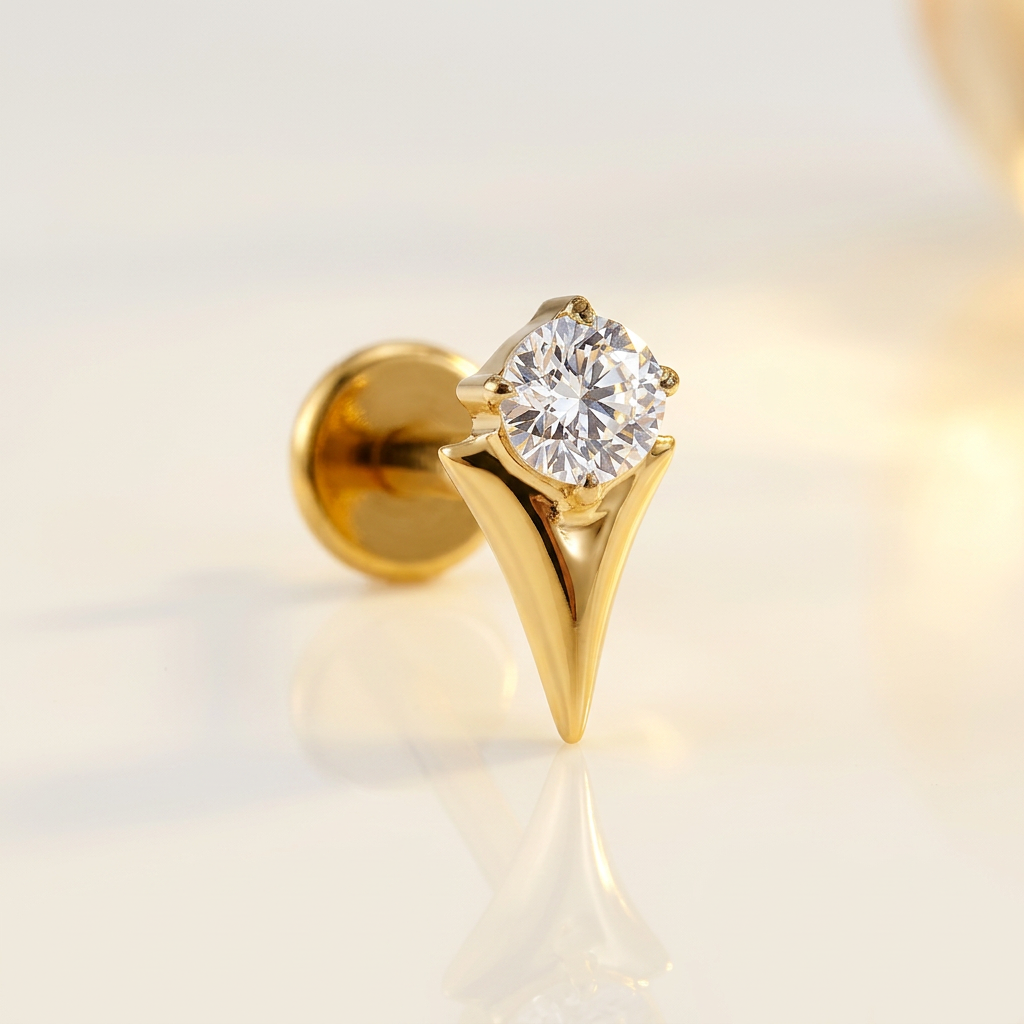 Labret zircon rond sur pointe dorée effilée en titane PVD. Pour lobe, hélix ou tragus. Pièce ÖVA.