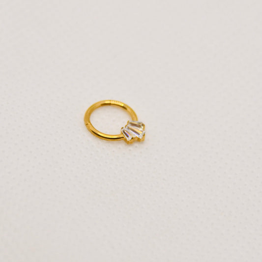 Orbite — anneau clicker triple baguette zirconium, titane doré | septum, daith | ÖVA