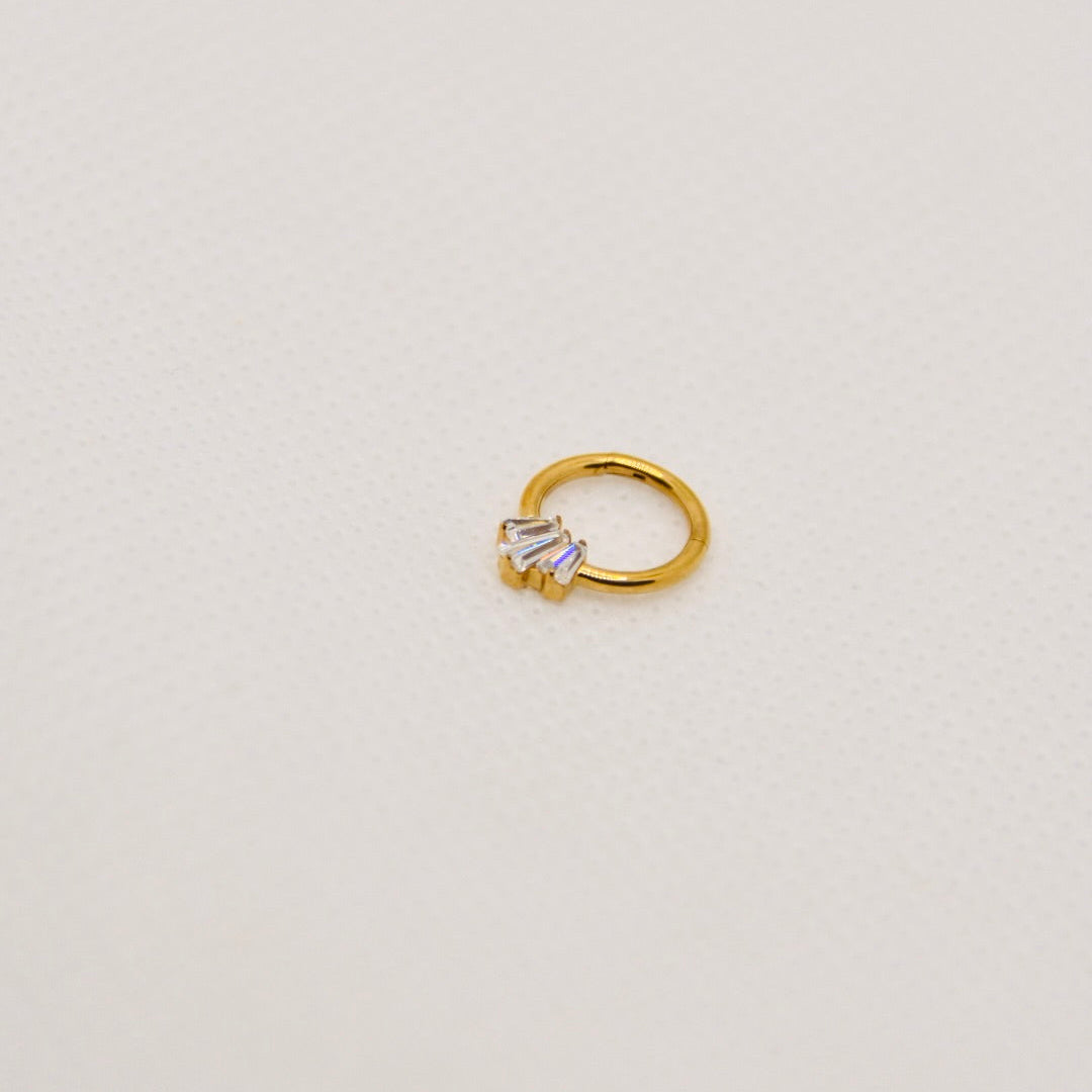 Orbite — anneau clicker triple baguette zirconium, titane doré | septum, daith | ÖVA