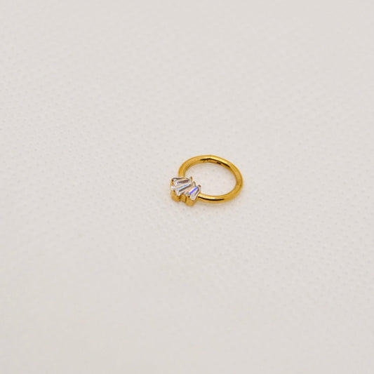 Orbite — anneau clicker triple baguette zirconium, titane doré | septum, daith | ÖVA