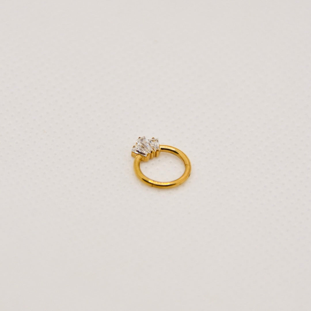 Orbite — anneau clicker triple baguette zirconium, titane doré | septum, daith | ÖVA